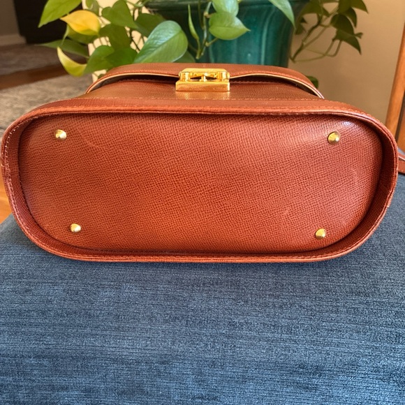 Mark Cross top handle cognac bag with a detachable strap and lock and key - Picture 6 of 8